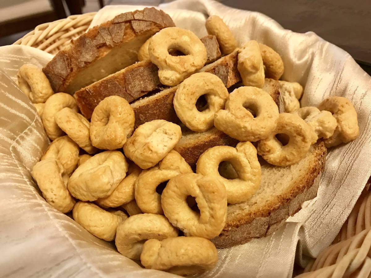 Taralli Pugliesi (Crackers from Puglia)